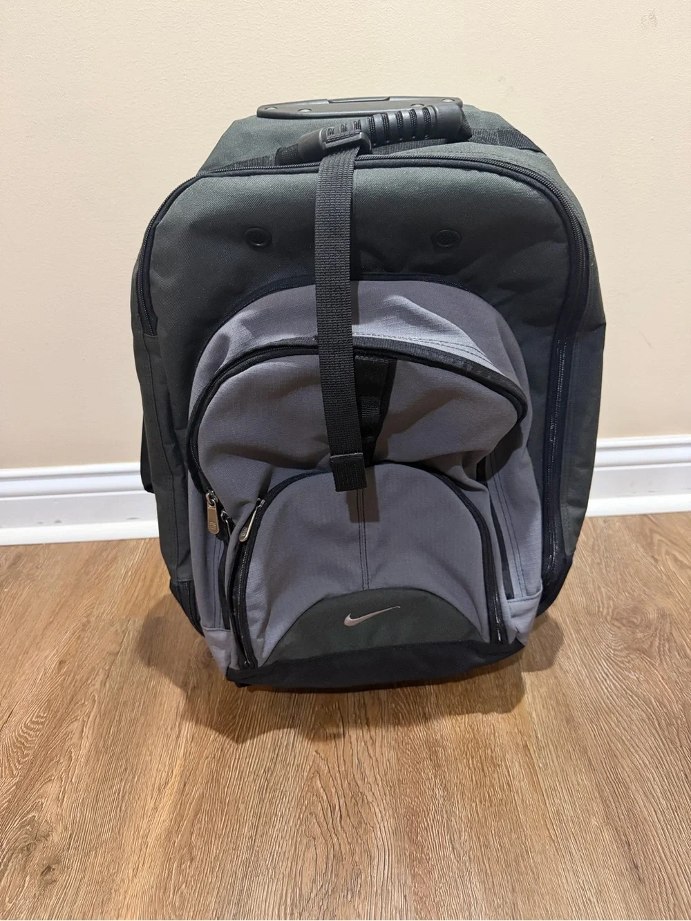 Nike Rolling Carry-On Suitcase w/Detachable Backpack Gray Black 22” Travel Bag